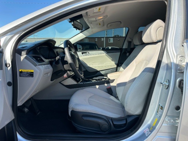 Hyundai Sonata Vehicle Full-screen Gallery Image 10