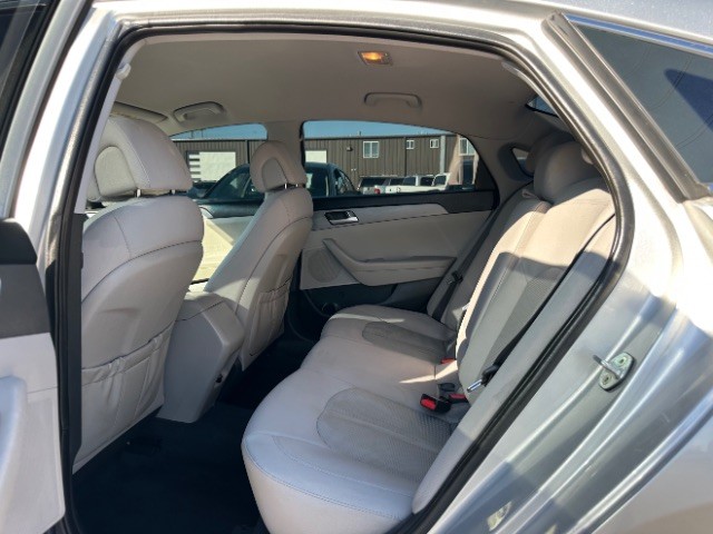 Hyundai Sonata Vehicle Full-screen Gallery Image 11