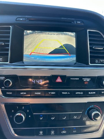 Hyundai Sonata Vehicle Full-screen Gallery Image 12