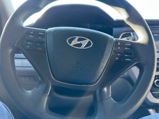Hyundai Sonata Vehicle Full-screen Gallery Image 13