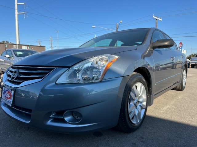 Nissan Altima Vehicle Full-screen Gallery Image 02