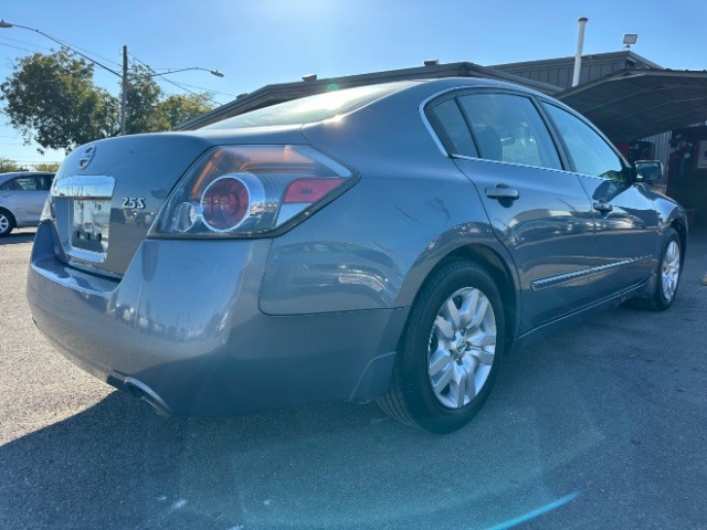 Nissan Altima Vehicle Full-screen Gallery Image 03