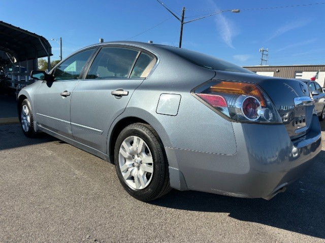 Nissan Altima Vehicle Full-screen Gallery Image 04