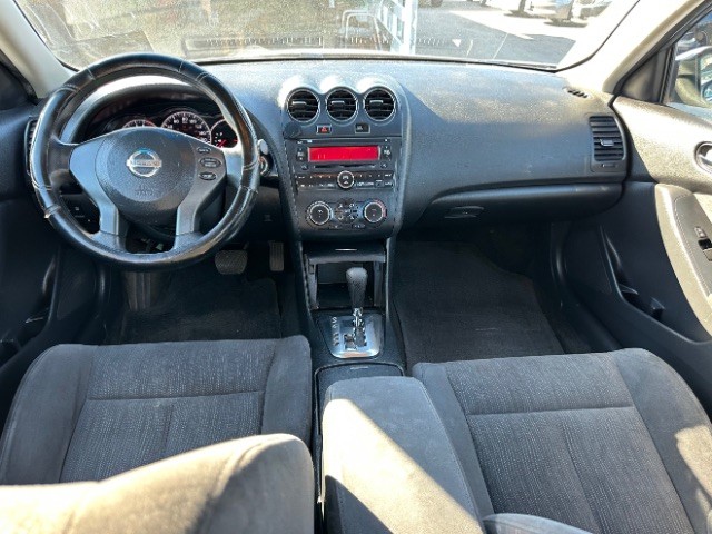 Nissan Altima Vehicle Full-screen Gallery Image 05