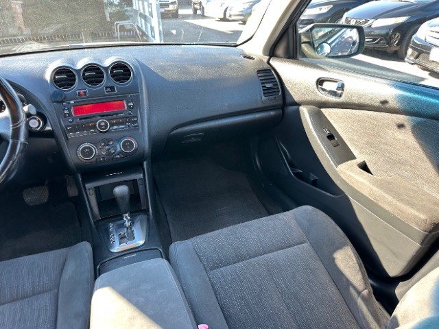 Nissan Altima Vehicle Full-screen Gallery Image 06