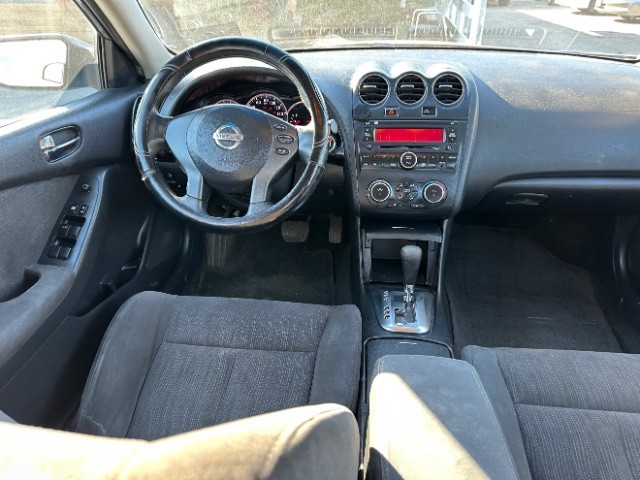 Nissan Altima Vehicle Full-screen Gallery Image 07