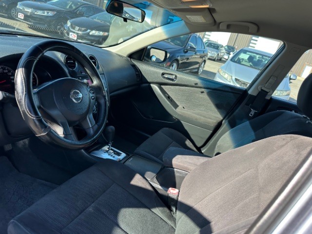 Nissan Altima Vehicle Full-screen Gallery Image 08