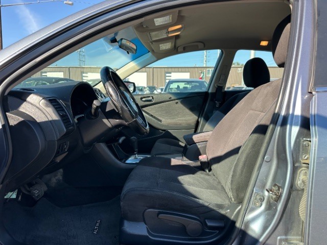 Nissan Altima Vehicle Full-screen Gallery Image 09