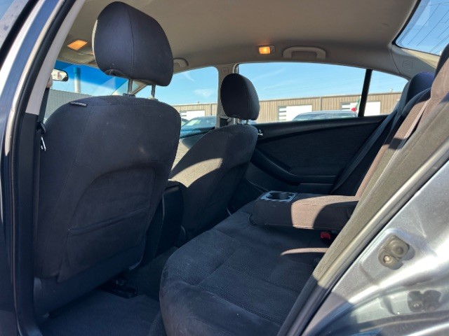 Nissan Altima Vehicle Full-screen Gallery Image 10