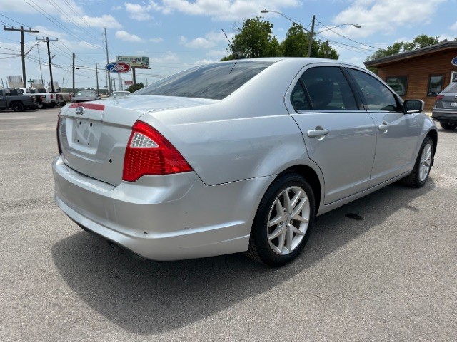 Ford Fusion Vehicle Full-screen Gallery Image 04