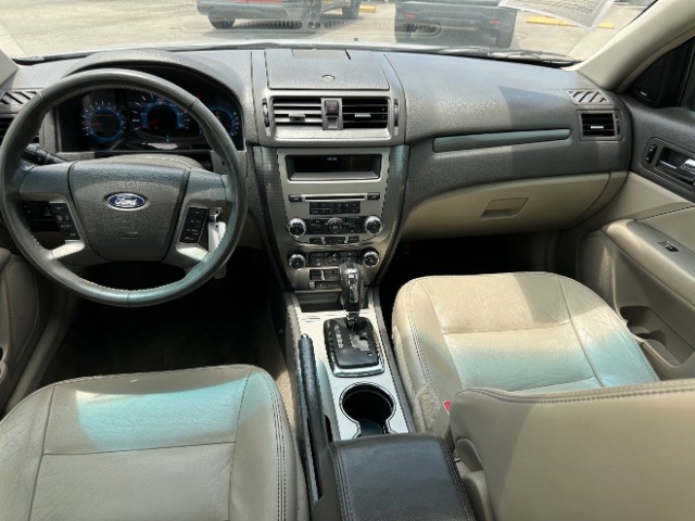 Ford Fusion Vehicle Full-screen Gallery Image 06