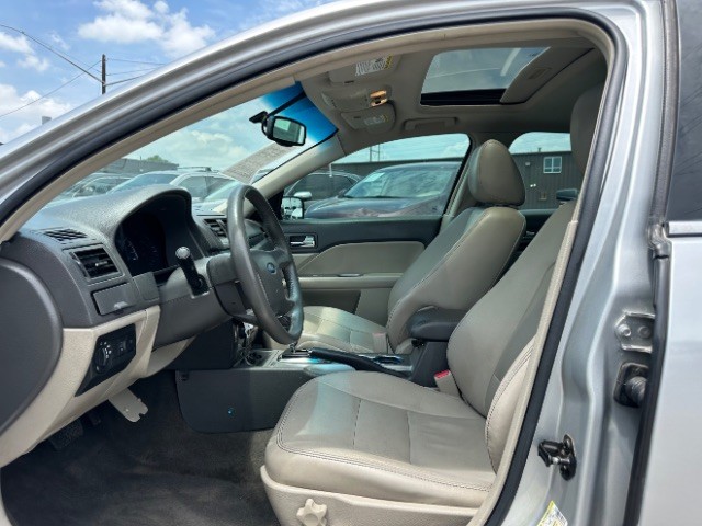 Ford Fusion Vehicle Full-screen Gallery Image 10