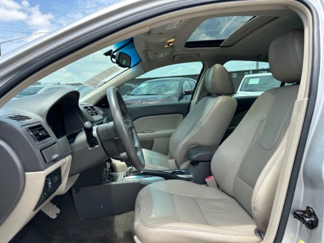 Ford Fusion Vehicle Full-screen Gallery Image 11