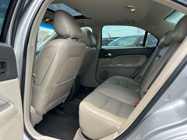 Ford Fusion Vehicle Full-screen Gallery Image 13