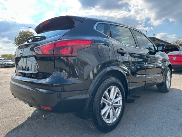 Nissan Rogue Sport Vehicle Full-screen Gallery Image 04