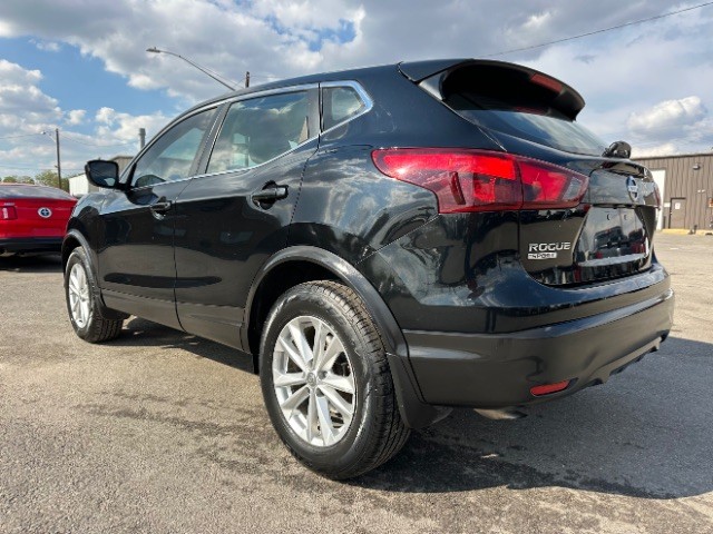 Nissan Rogue Sport Vehicle Full-screen Gallery Image 05