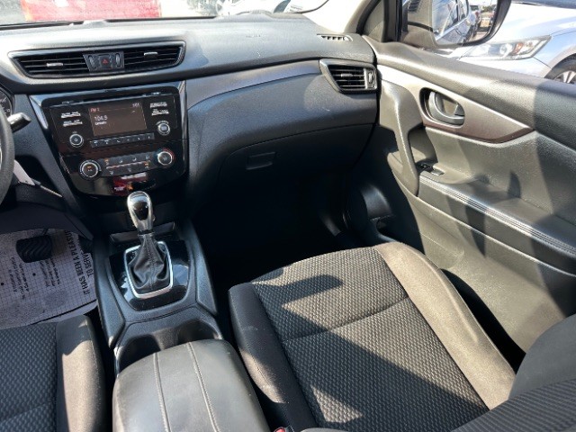 Nissan Rogue Sport Vehicle Full-screen Gallery Image 07