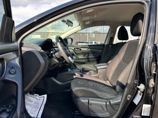 Nissan Rogue Sport Vehicle Full-screen Gallery Image 09