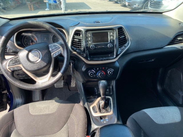 Jeep Cherokee Vehicle Full-screen Gallery Image 09