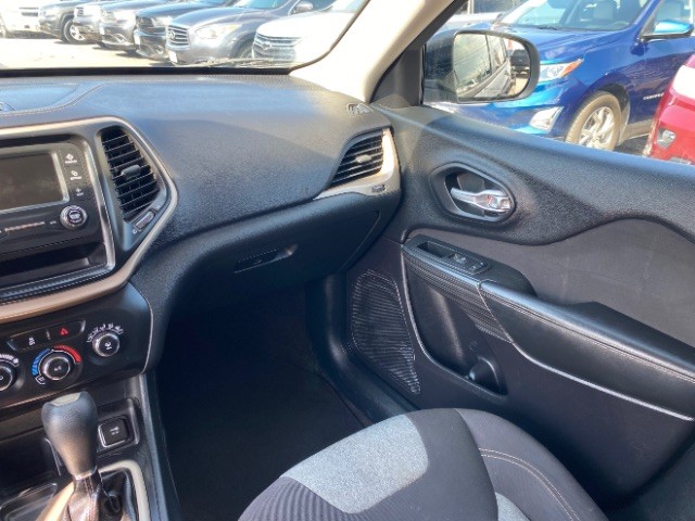 Jeep Cherokee Vehicle Full-screen Gallery Image 10