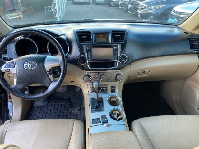 Toyota Highlander Vehicle Full-screen Gallery Image 06