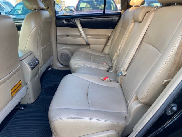 Toyota Highlander Vehicle Full-screen Gallery Image 08