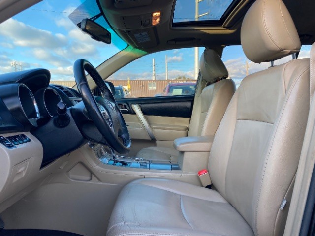 Toyota Highlander Vehicle Full-screen Gallery Image 09