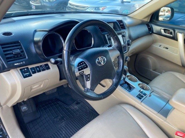 Toyota Highlander Vehicle Full-screen Gallery Image 10