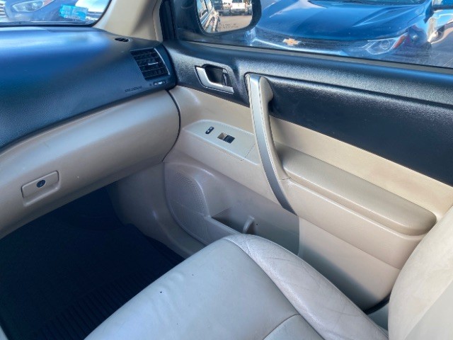 Toyota Highlander Vehicle Full-screen Gallery Image 11