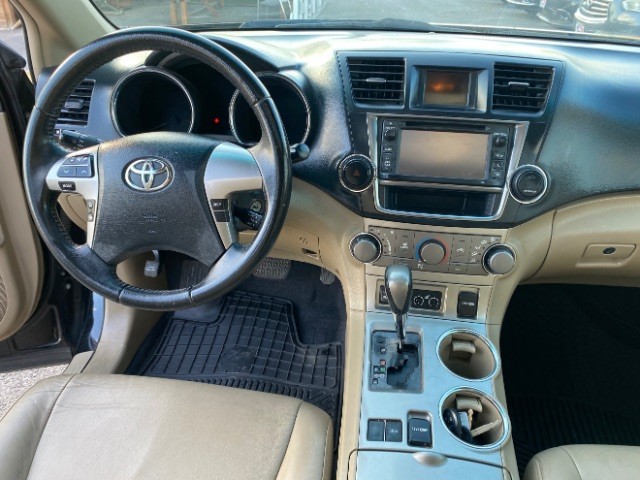 Toyota Highlander Vehicle Full-screen Gallery Image 12