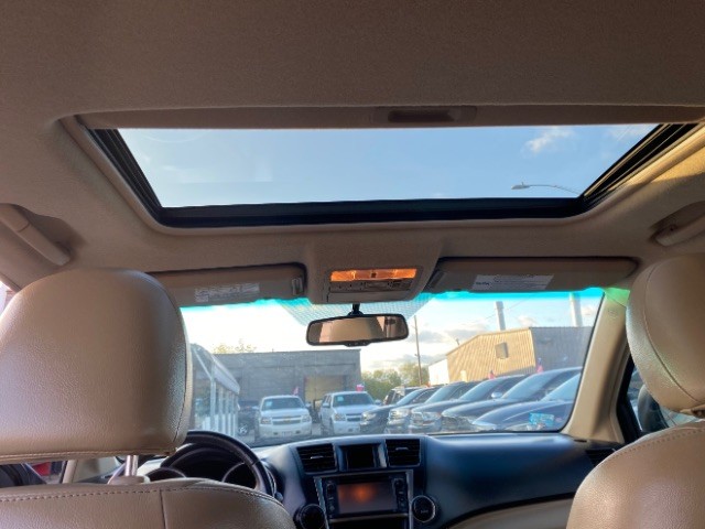 Toyota Highlander Vehicle Full-screen Gallery Image 13