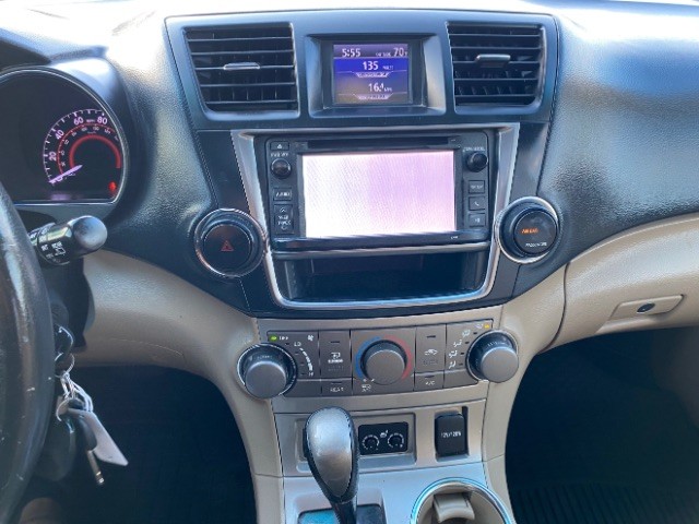 Toyota Highlander Vehicle Full-screen Gallery Image 14