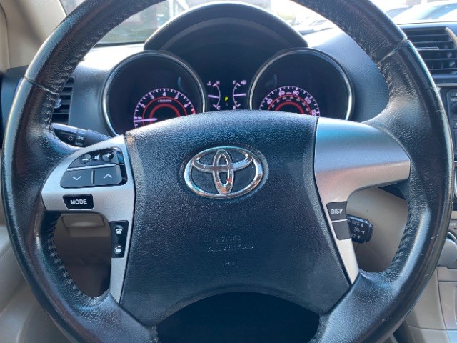 Toyota Highlander Vehicle Full-screen Gallery Image 15