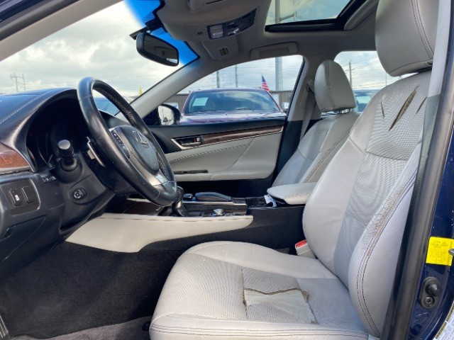 Lexus GS 350 Vehicle Full-screen Gallery Image 07