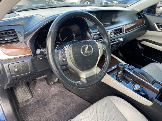 Lexus GS 350 Vehicle Full-screen Gallery Image 08
