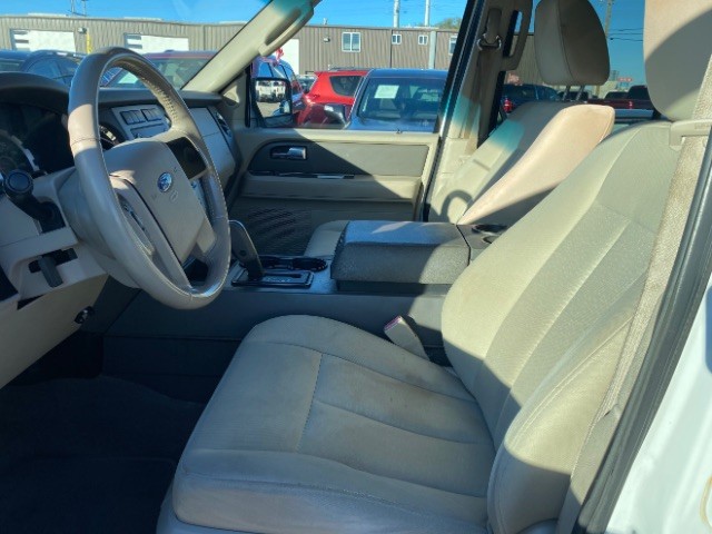 Ford Expedition Vehicle Full-screen Gallery Image 09