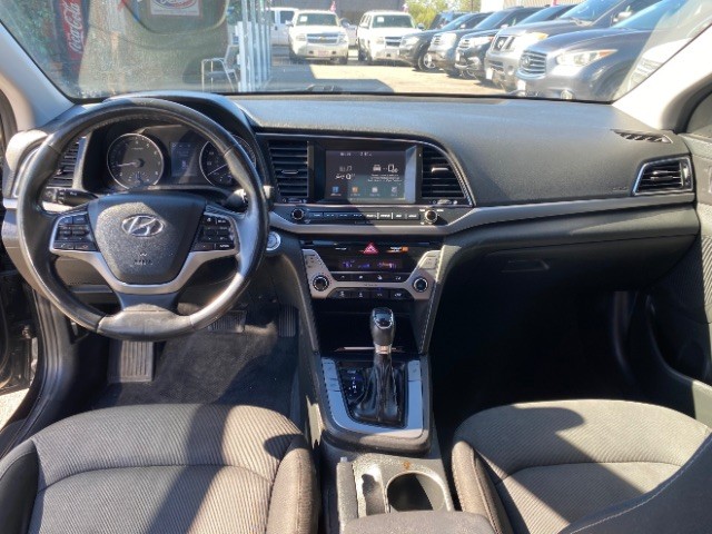 Hyundai Elantra Vehicle Full-screen Gallery Image 06