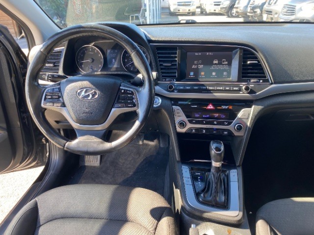 Hyundai Elantra Vehicle Full-screen Gallery Image 11