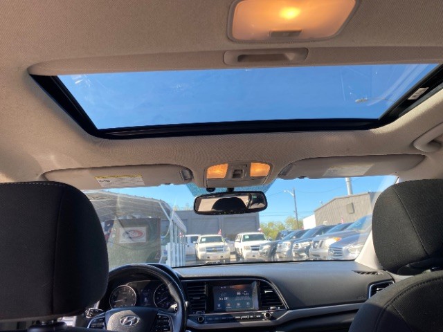 Hyundai Elantra Vehicle Full-screen Gallery Image 12