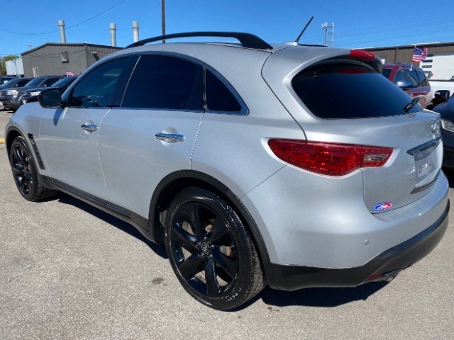 INFINITI QX70 Vehicle Full-screen Gallery Image 04