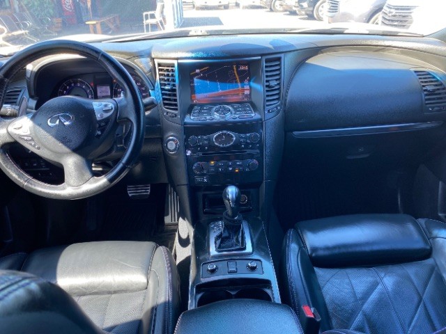 INFINITI QX70 Vehicle Full-screen Gallery Image 06