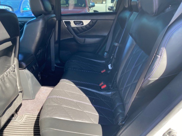 INFINITI QX70 Vehicle Full-screen Gallery Image 07