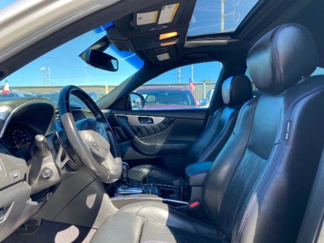 INFINITI QX70 Vehicle Full-screen Gallery Image 08