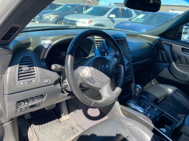 INFINITI QX70 Vehicle Full-screen Gallery Image 09