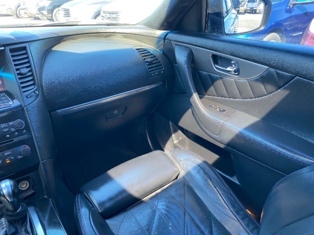 INFINITI QX70 Vehicle Full-screen Gallery Image 10