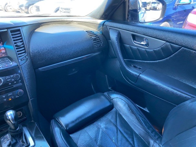 INFINITI QX70 Vehicle Full-screen Gallery Image 11