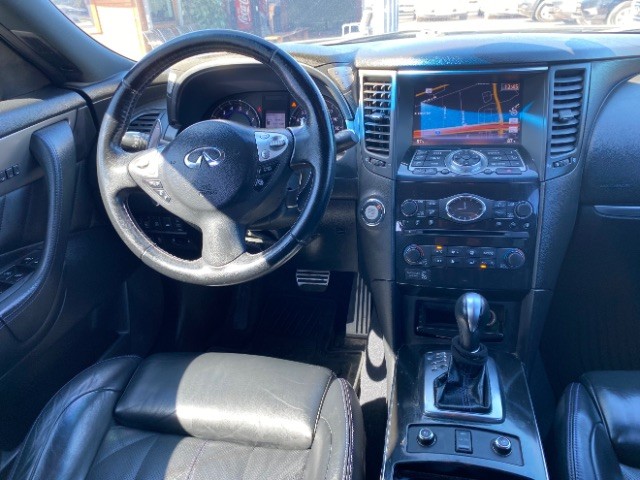 INFINITI QX70 Vehicle Full-screen Gallery Image 12