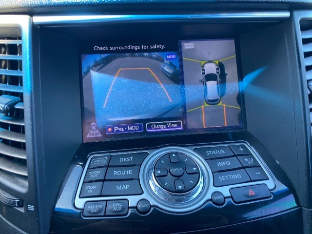 INFINITI QX70 Vehicle Full-screen Gallery Image 16