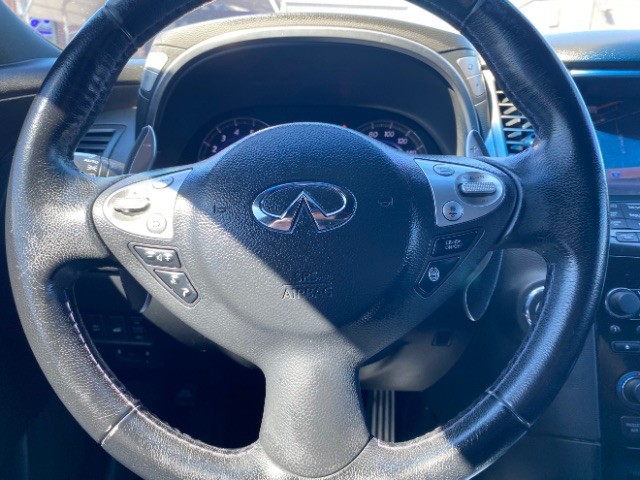 INFINITI QX70 Vehicle Full-screen Gallery Image 17