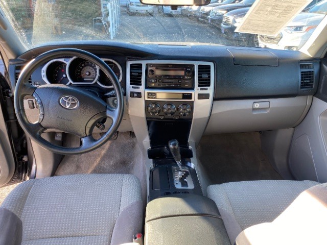 Toyota 4Runner Vehicle Full-screen Gallery Image 06